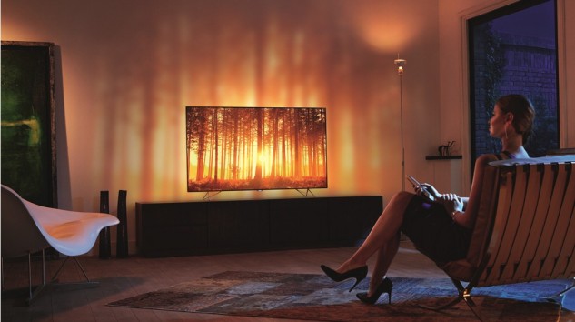 Philips AmbiLux, TV Ekranındaki Renkleri Televizyonun Etrafına Yansıtıyor